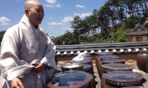 La venerabile monaca buddista Gye-Ho davanti ai onggi della tradizione coreana