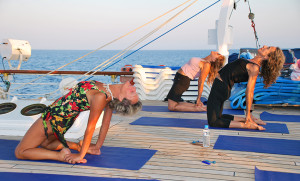 Lezione di Yoga sul ponte esterno del veliero